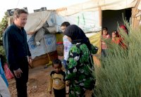 كاميرون يزور مخيما للاجئين السوريين في لبنان