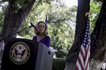 لقاء بين السفيرين الكوبي والاميركية في هايتي