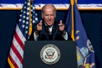 بايدن يدرس الترشّح عن الديموقراطيين لرئاسة أميركا
