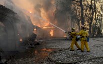 حرائق كاليفورنيا تجبر الآلاف على الفرار من منازلهم