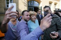 لاجئون سوريون يلتقطون 