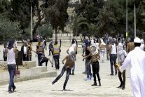 مواجهات عنيفة في باحات المسجد الأقصى