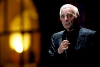 شارل أزنافور مستعد لاستقبال لاجئين في منزله