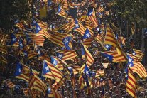  كاتالونيا تتظاهر قبل انتخابات حاسمة لمصير الاقليم