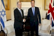 نتانياهو يحادث كاميرون في لندن وسط احتجاجات