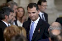 العاهل الاسباني يدعو الى التعامل بانسانية مع اللاجئين