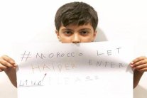 العاهل المغربي يجمع طفلًا سوريًا بوالده