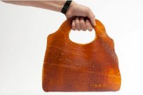 هولنديون يحولون الفاكهة إلى جلود صناعية