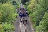 يونكر وميركل يحضان على استقبال اللاجئين