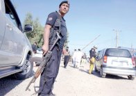 قتل شرطي ومسلحين اثنين في اشتباكات في باكستان