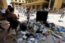 ناشطون يرمون النفايات أمام وزارة البيئة في بيروت