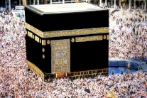 الكعبة تتزين ليلة العيد بكسوتها الجديدة 