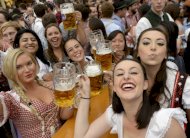 الألمان يحتفلون بمهرجان البيرة
