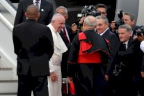 فيدل كاسترو يستقبل البابا فرنسيس في منزله في هافانا