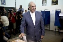 مايماراكيس زعيم لليمين اليوناني عن طريق الصدفة