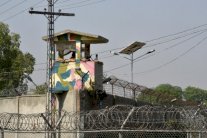 17 قتيلا في هجوم لطالبان على قاعدة عسكرية في باكستان