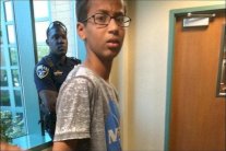 طفل أميركي صنع ساعة فاقتادوه الى الشرطة