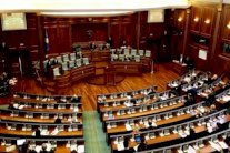 نواب المعارضة في كوسوفو يرشقون رئيس الوزراء بالبيض