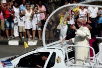  البابا يدعو من كوبا الى 