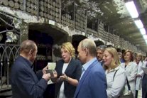 أوكرانيا تطارد بوتين وبرلسكوني بسبب قارورة نبيذ