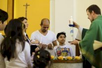 مهاجرون يتخلون عن الإسلام ويعتنقون المسيحية