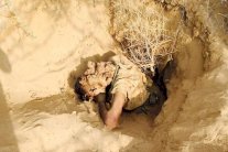 ميليشيات اليمن يدفنون أنفسهم للتمويه ولا يفلحون