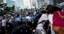 توترات في هونغ كونغ بعد عام على مسيرات معارضة