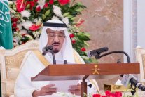 العاهل السعودي يعزي المسلمين ويوجه بالتحقيق العاجل