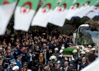 الجزائر تودع حسين ايت احمد في جنازة شعبية ورسمية