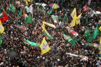 الآلاف يشيعون جثامين 14 فلسطينيا في الخليل