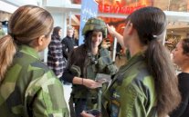 السويديون يؤيدون إعادة التجنيد الإلزامي