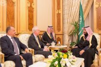 محمد بن سلمان يبحث مع مسؤول بريطاني التطورات بالمنطقة