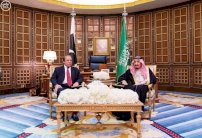 الملك سلمان يحادث نواز شريف