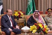 العاهل السعودي يبحث مع رئيس وزراء باكستان آخر التطورات بالمنطقة