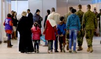 مدن كندية تطلب من الحكومة وقف وصول اللاجئين السوريين