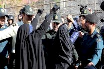 إيران تفرض رقابة على كتبها تقيها