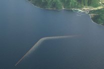 حواجز طافية لانتشال النفايات البلاستيكية من البحار