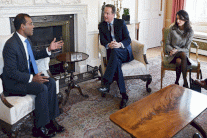 أمل كلوني تجمع كاميرون برئيس المالديف السجين 