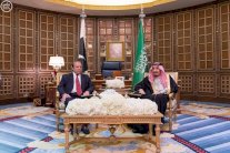 رئيس وزراء باكستان يلتقي الملك سلمان بهدف التهدئة مع ايران