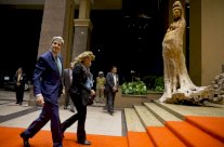 كيري يصل الى لاوس العدو السابق لواشنطن