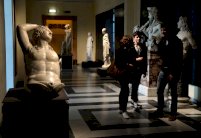 إيطاليا ترضي روحاني وتغطي التماثيل العارية!