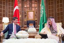 الملك سلمان يبحث مع رئيس الوزراء التركي مستجدات المنطقة