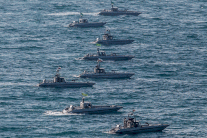 بحرية إيران تتحرش بحاملة الطائرات