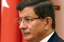 داود أوغلو يؤدي العمرة في مستهل زيارته للسعودية