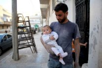 والد يروي تفاصيل انقاذ طفلته من تحت الركام في إدلب