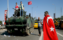 مفوض أوروبي يدعو تركيا إلى رفع الطوارئ سريعًا