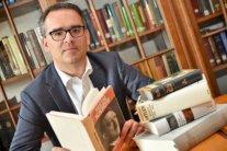 أول سيرة تُنشر لحياة هتلر كانت من تأليفه