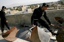 طهران المتخوفة من الاحوازيين تحطم صحونهم اللاقطة