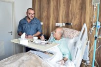 الملك محمد السادس يزور اليوسفي في مشفاه