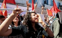 معارضون يتظاهرون في تونس ضد